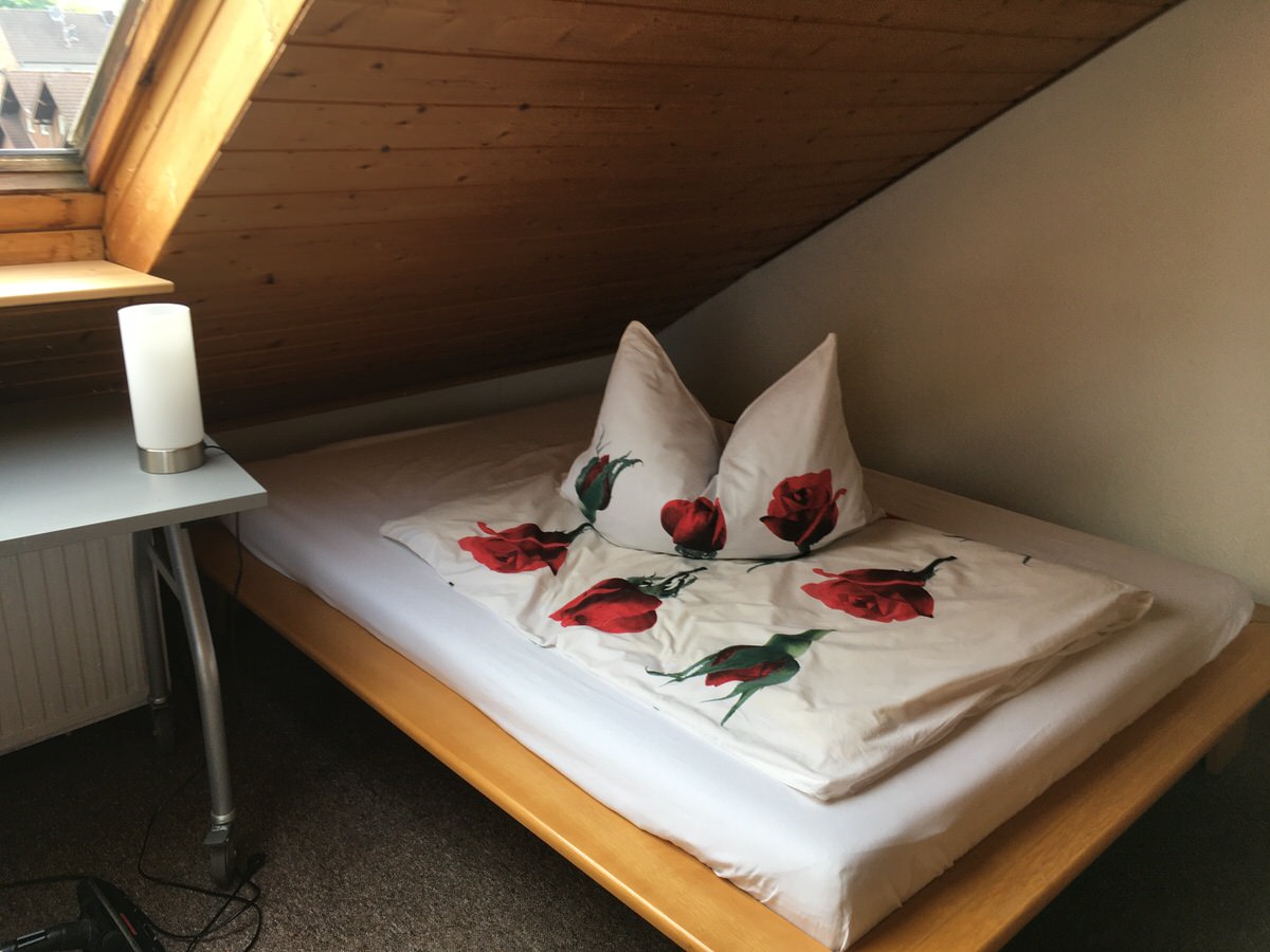 Ferienwohnung - Sonnige Dachgeschoßwohnung, Monteurunterkunft in Niederkassel